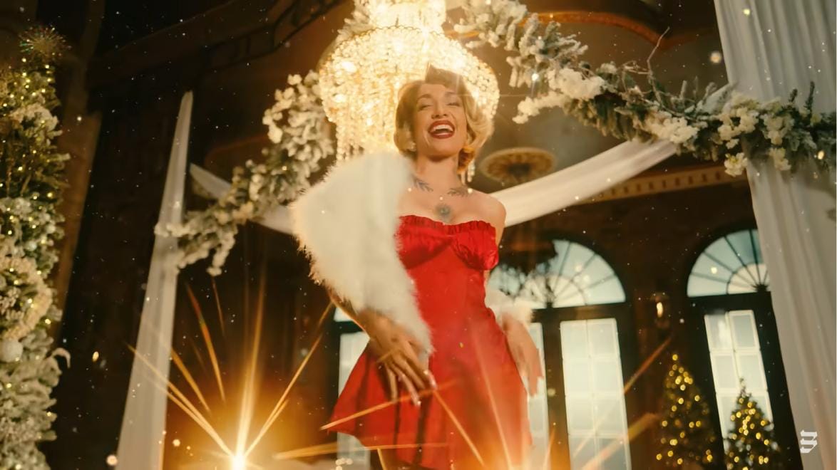 Певица Мария Бесерра исполняет кавер на Jingle Bell Rock 