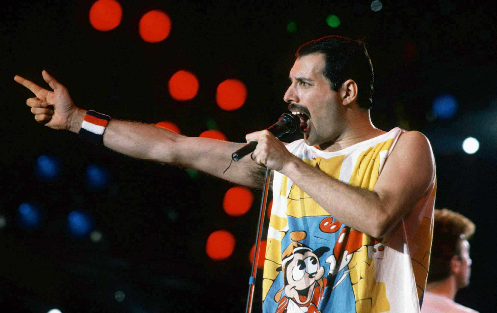 Фредди Меркьюри исполняет знаменитый хит Queen «Show Must Go On»