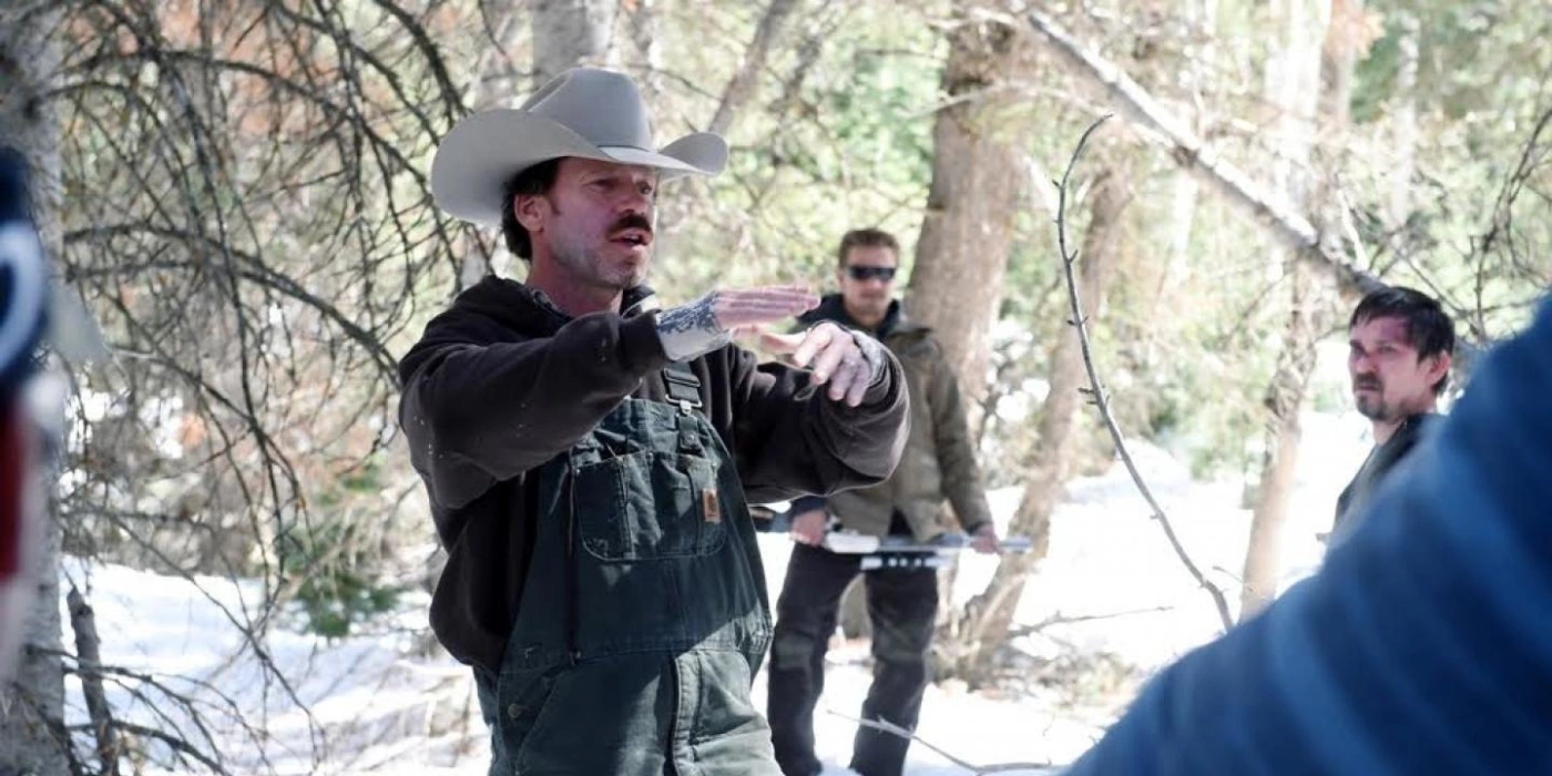 Тейлор Шеридан на съемках фильма «Ветреная река»