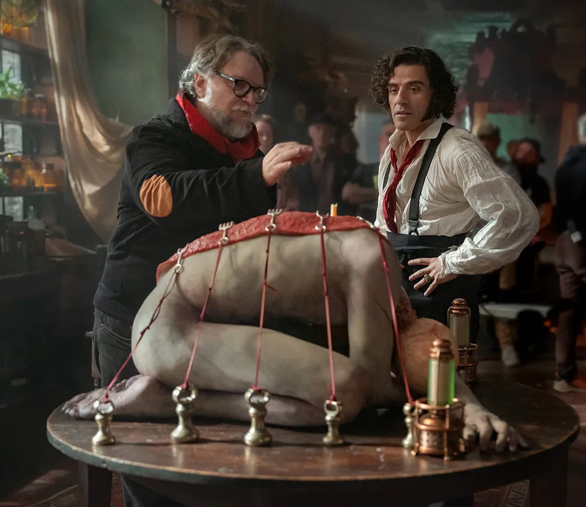 Гильермо дель Торо на съемках фильма «Франкенштейн» от Netflix