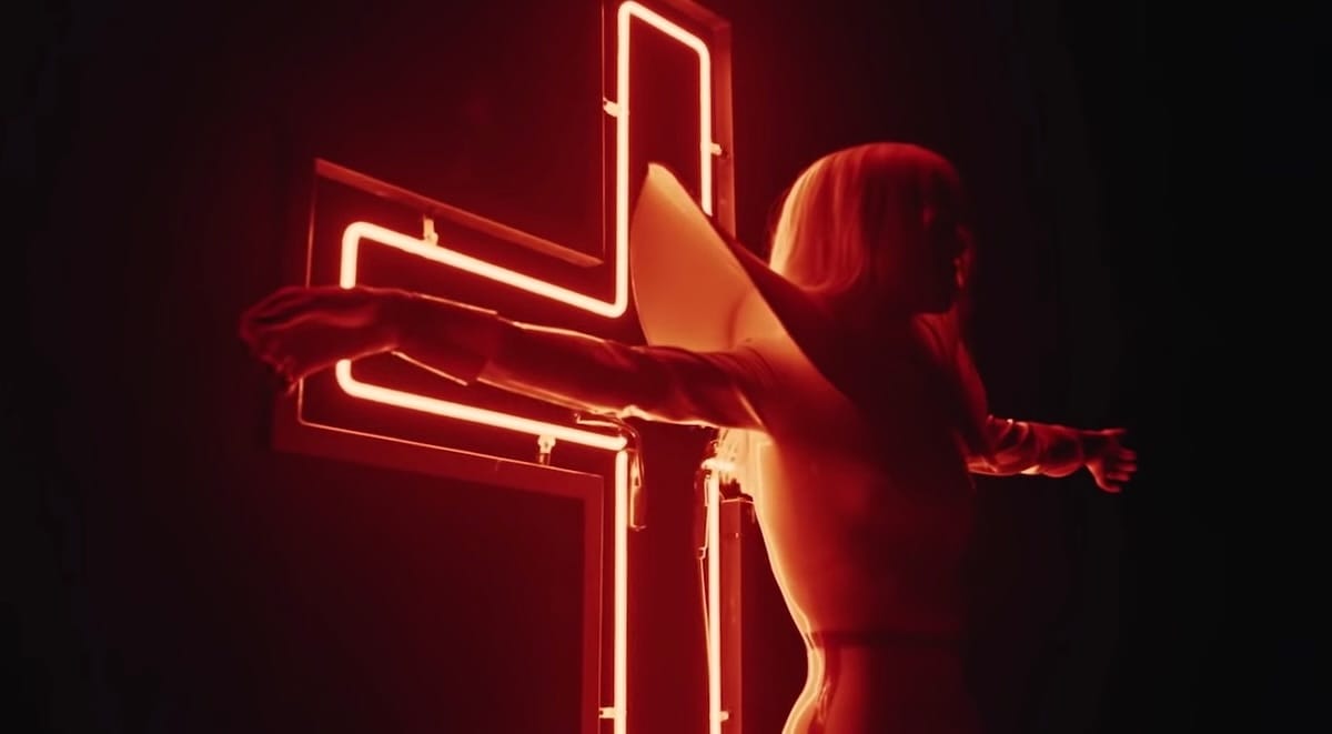 Кадр из клипа «Bloodmoney»