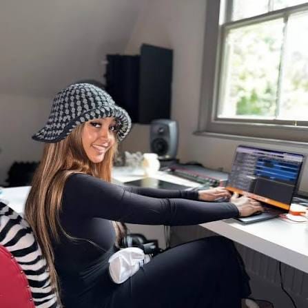 PinkPantheress в своей домашней студии