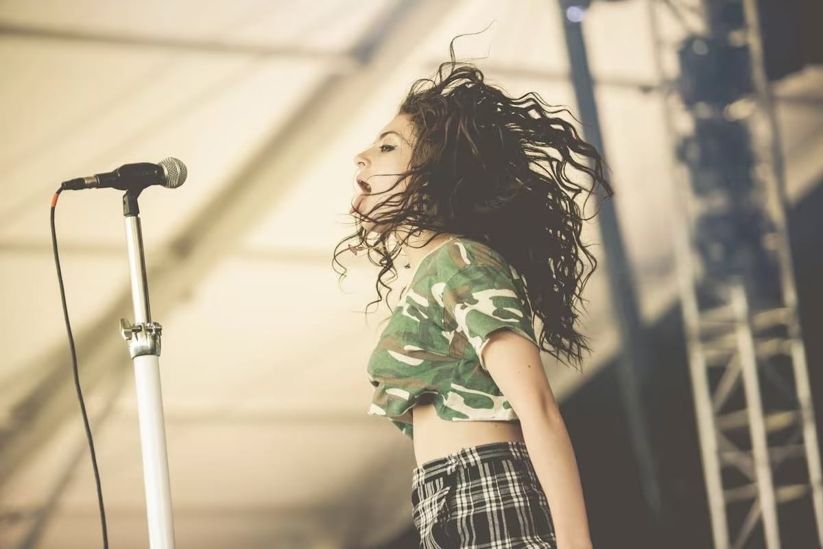 Charli XCX на выступлении в 2013 году