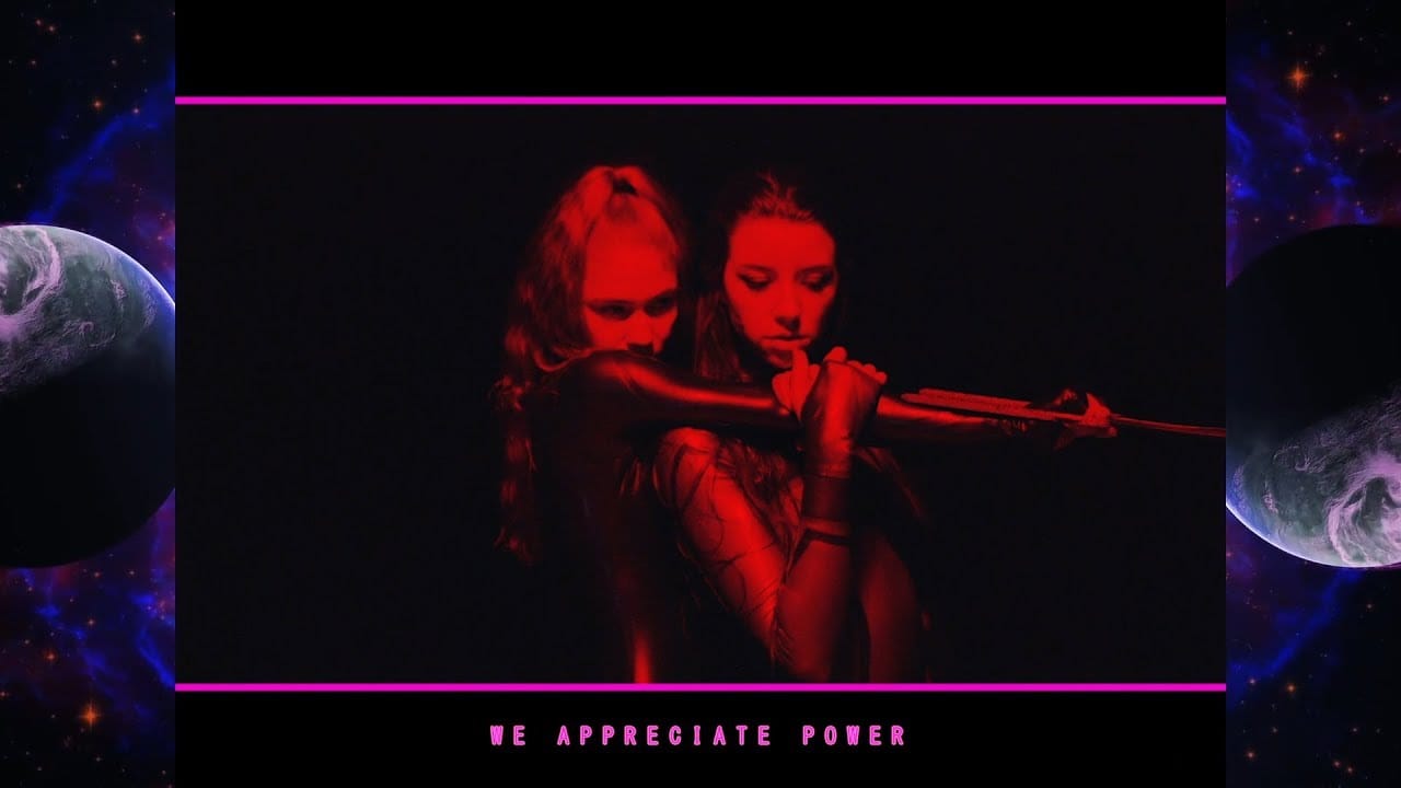 Grimes в клипе «We Appreciate Power»