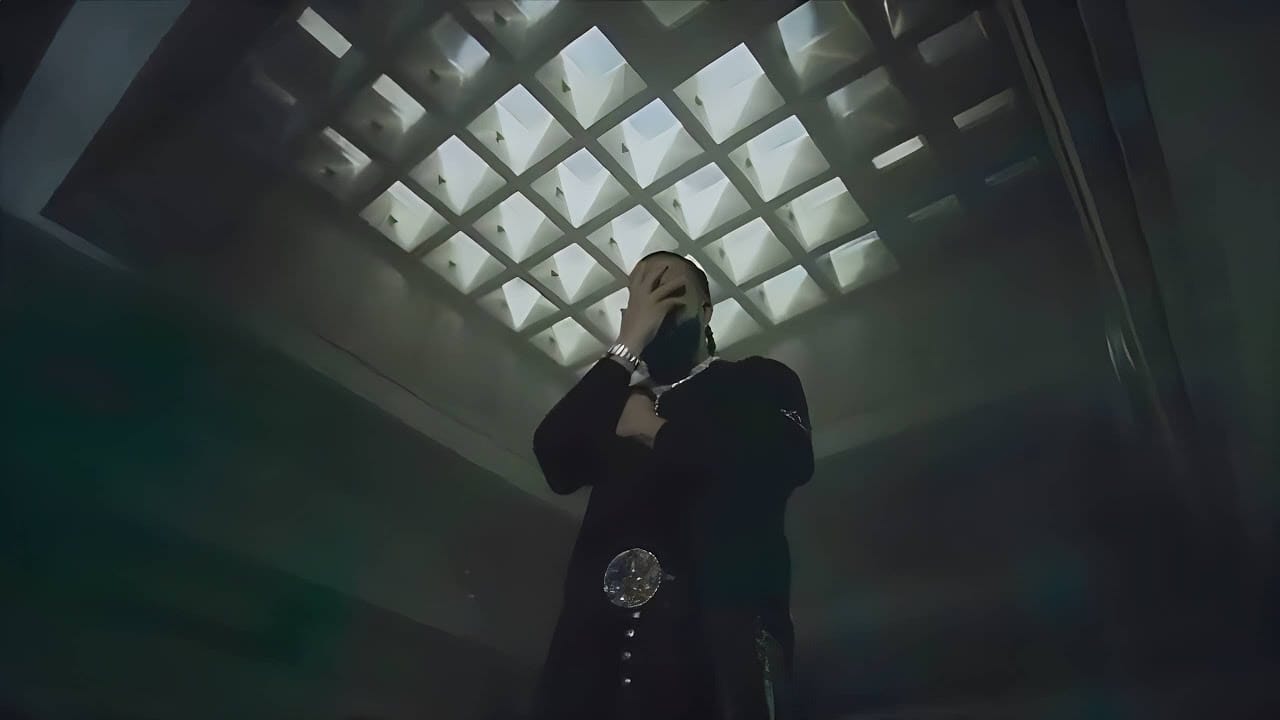 Кадр из клипа «National Treasures»