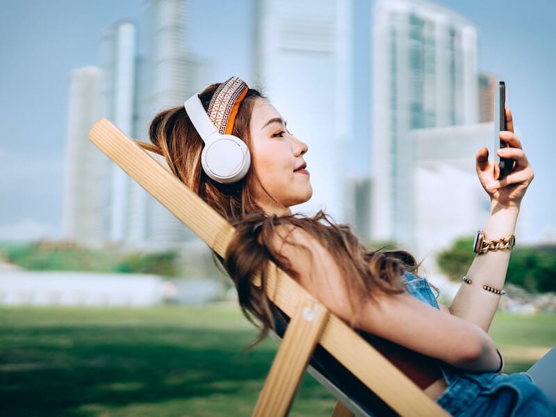 Прослушивание музыки в наушниках
