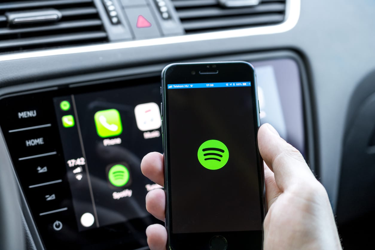 Прослушивание музыки в Spotify в машине