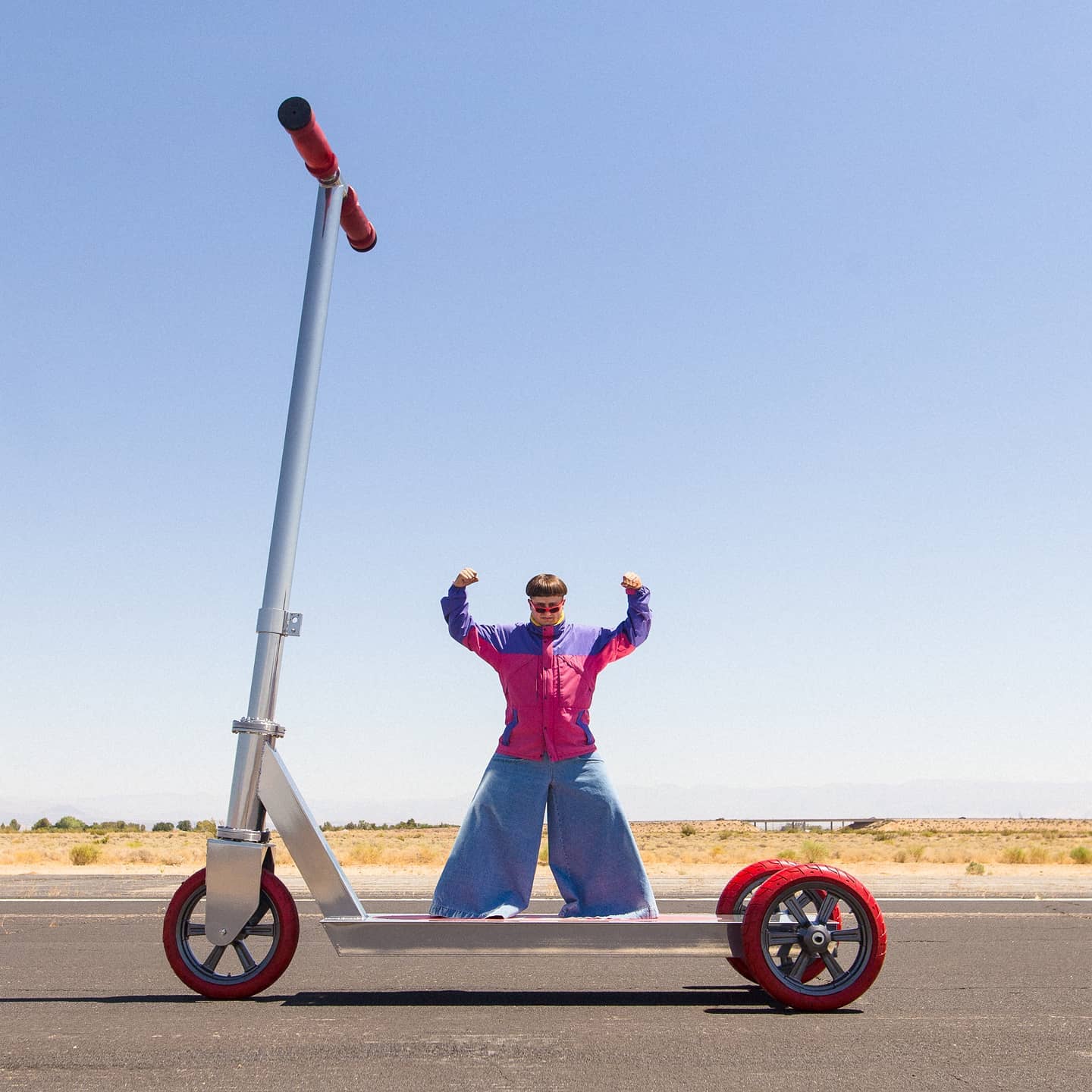 Oliver Tree с самокатом