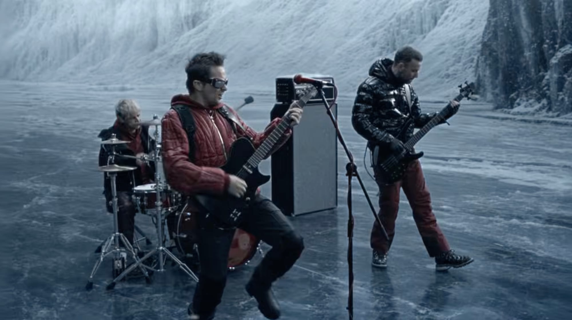 Кадр из клипа «Cryogen»