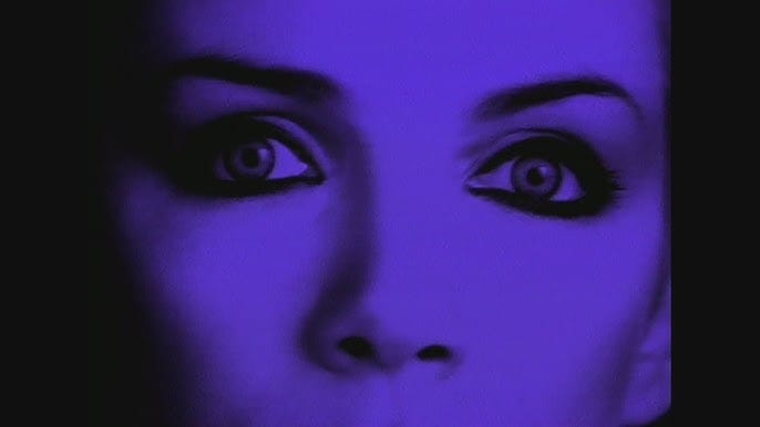 Кадр из клипа «Sweet Dreams» Eurythmics