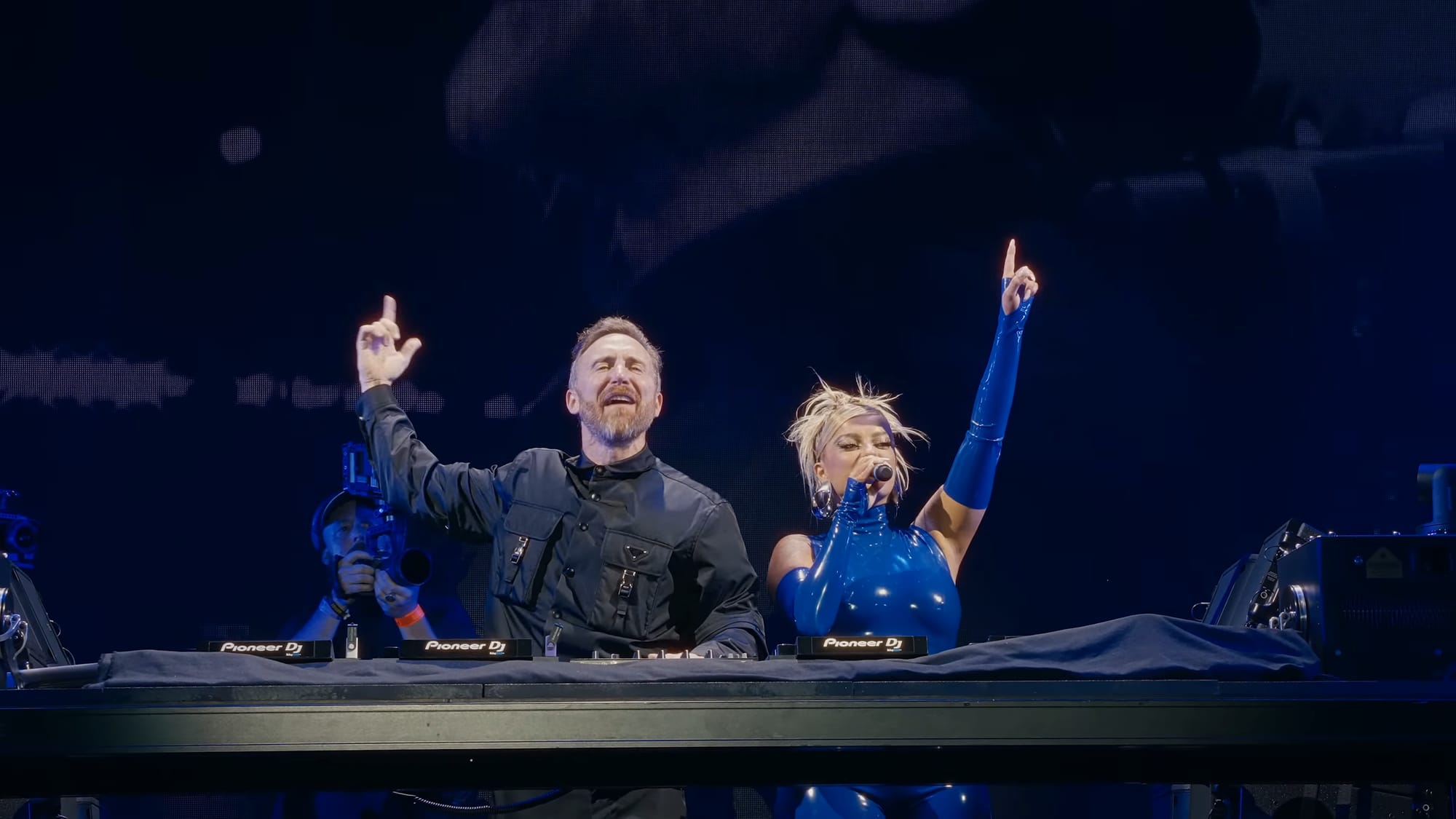 David Guetta и Bebe Rexha выступают с треком «I’m Good»