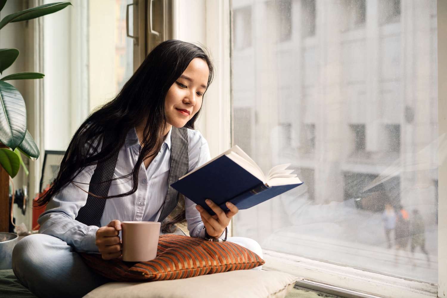 Девушка читает книгу