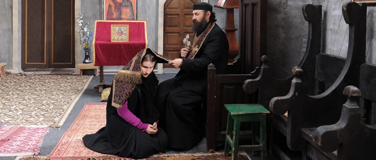 Кадр из фильма «За холмами»