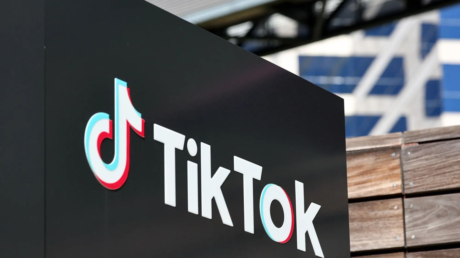 Как TikTok превращает случайные песни в мировые хиты
