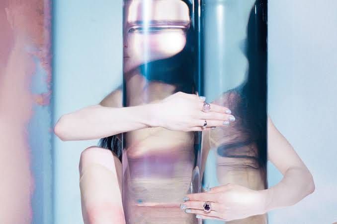 Обложка «Empty Hands» — нового альбома Poppy