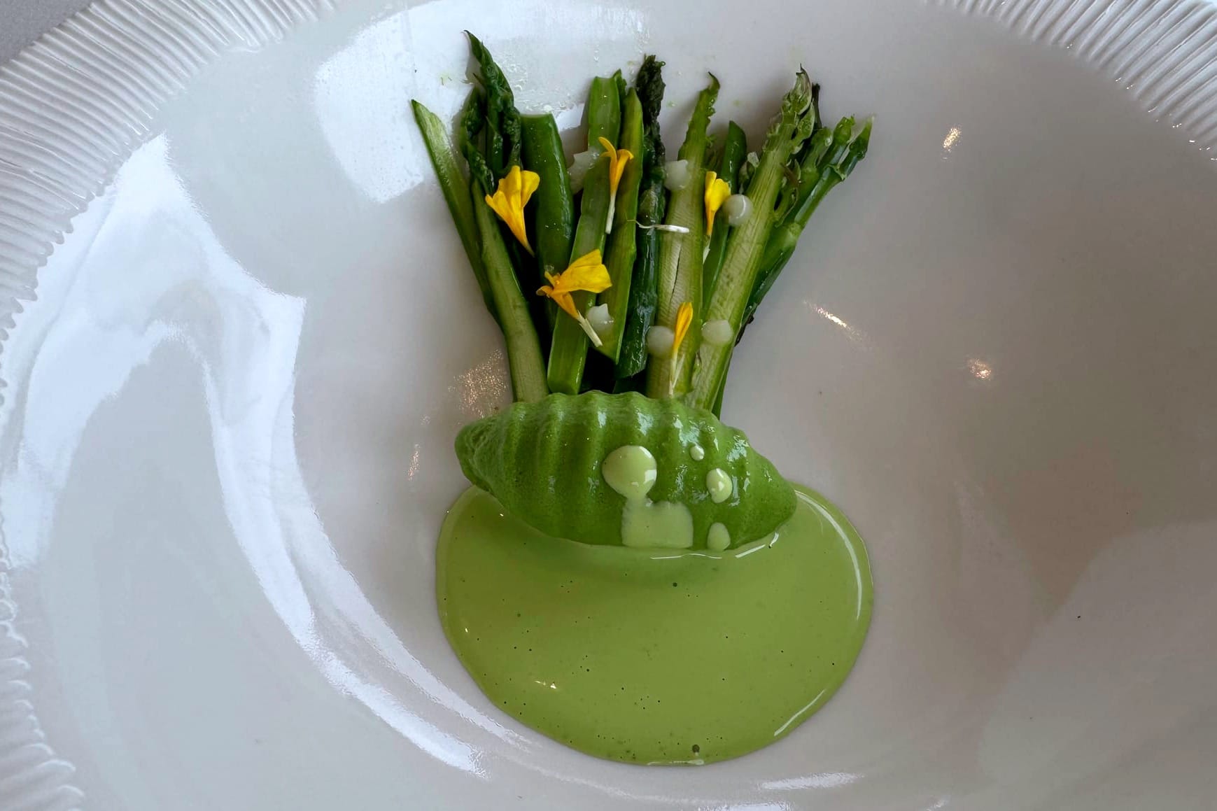 Green asparagus with  basil, and gorgonzola