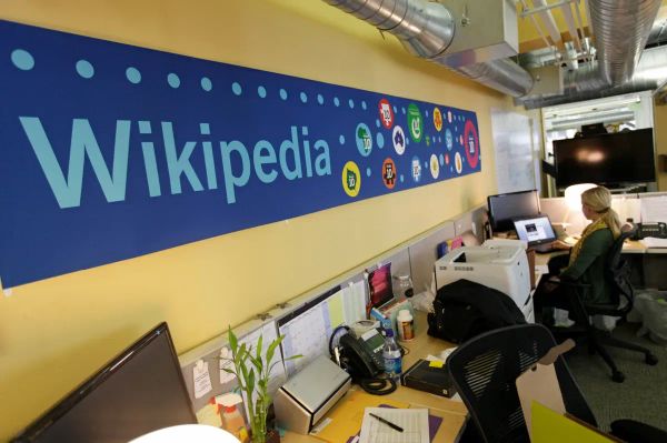 Wikipedia Halts AI Summary Trial After Editors Warn of Accuracy Risks
