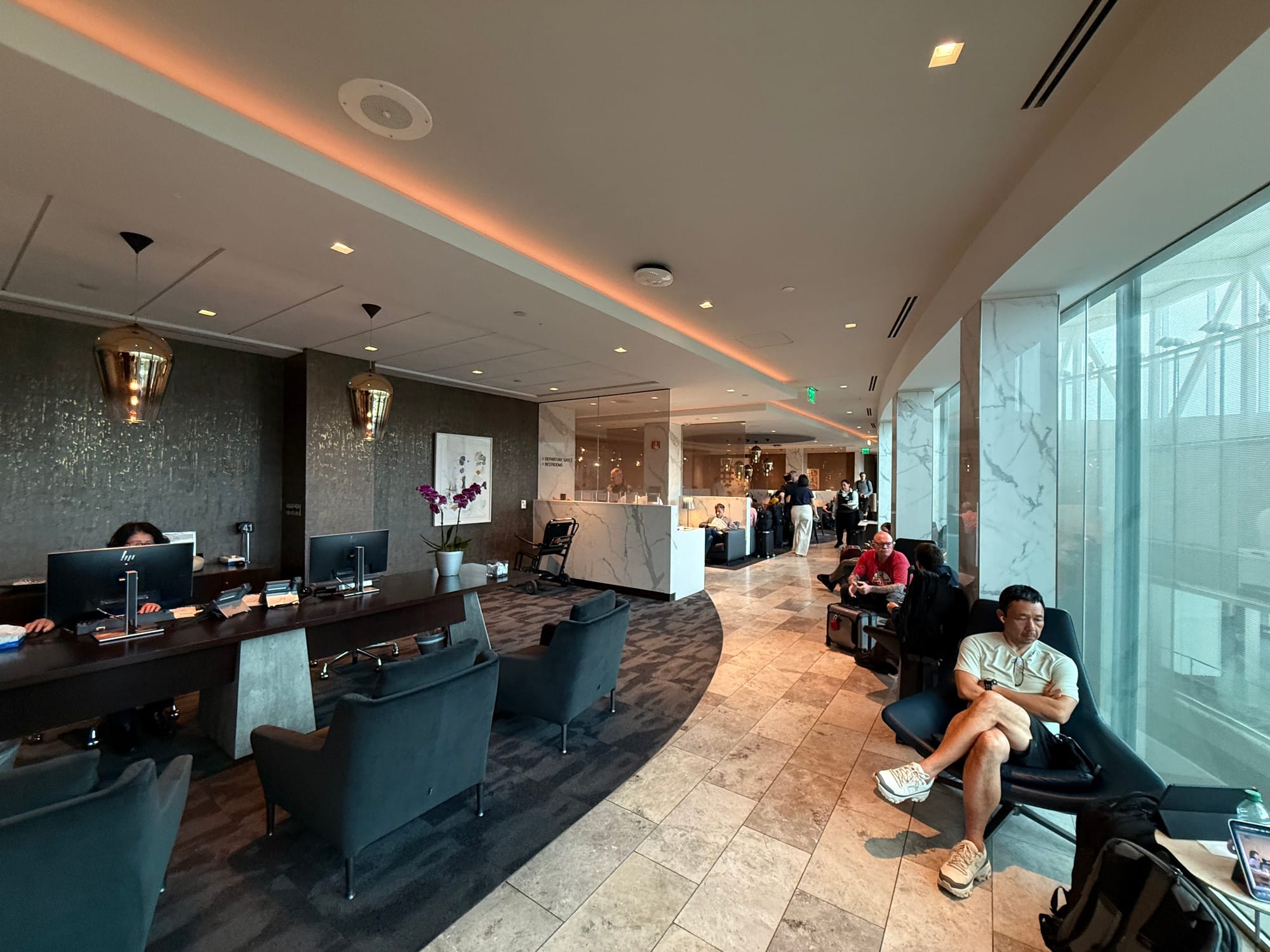 Customer service desk in the IAH Polaris Lounge