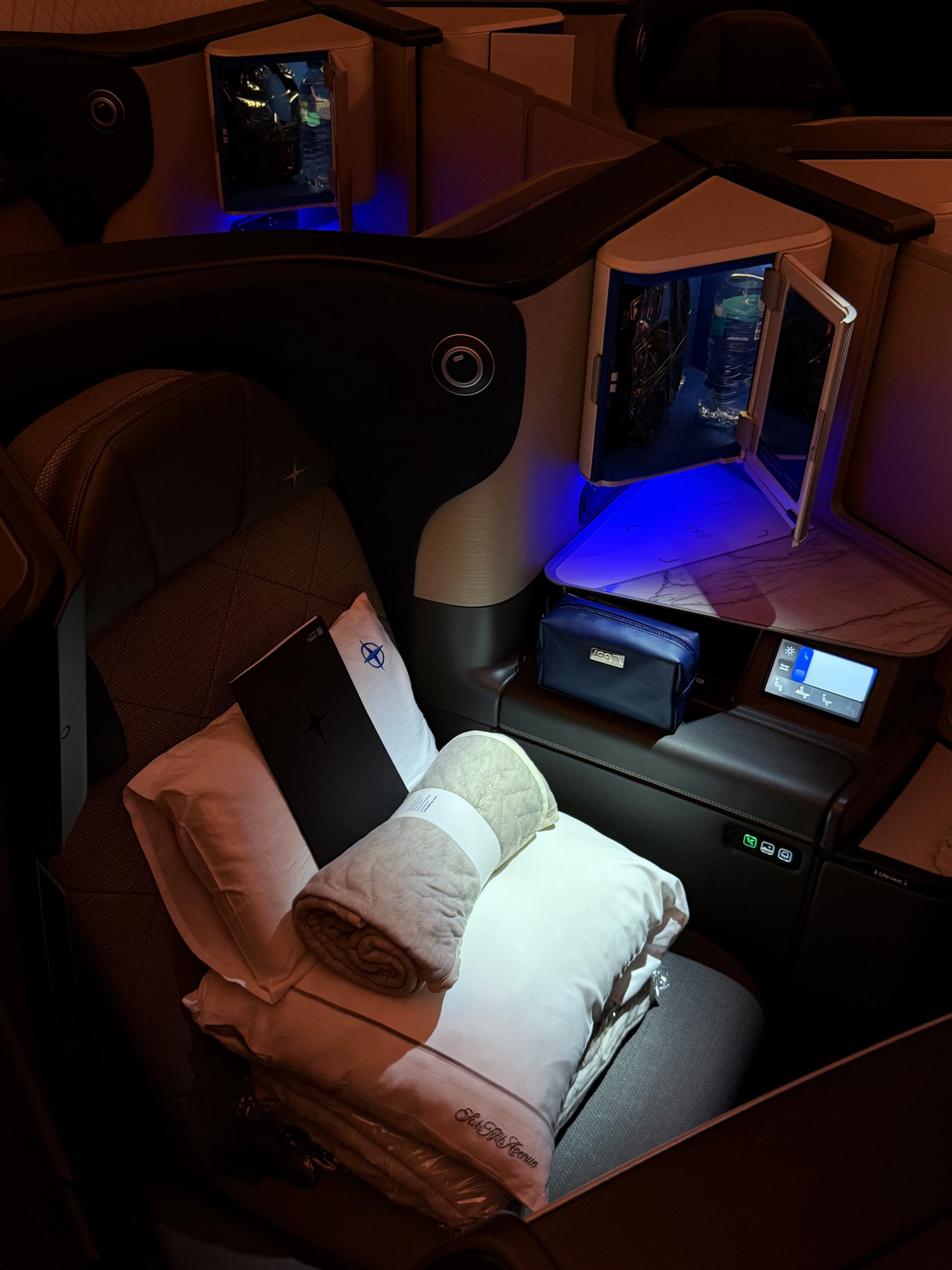 United Polaris 2.0 business class on the Boeing 787-9, UA1 San Francisco to Singapore: suite in warm boarding light