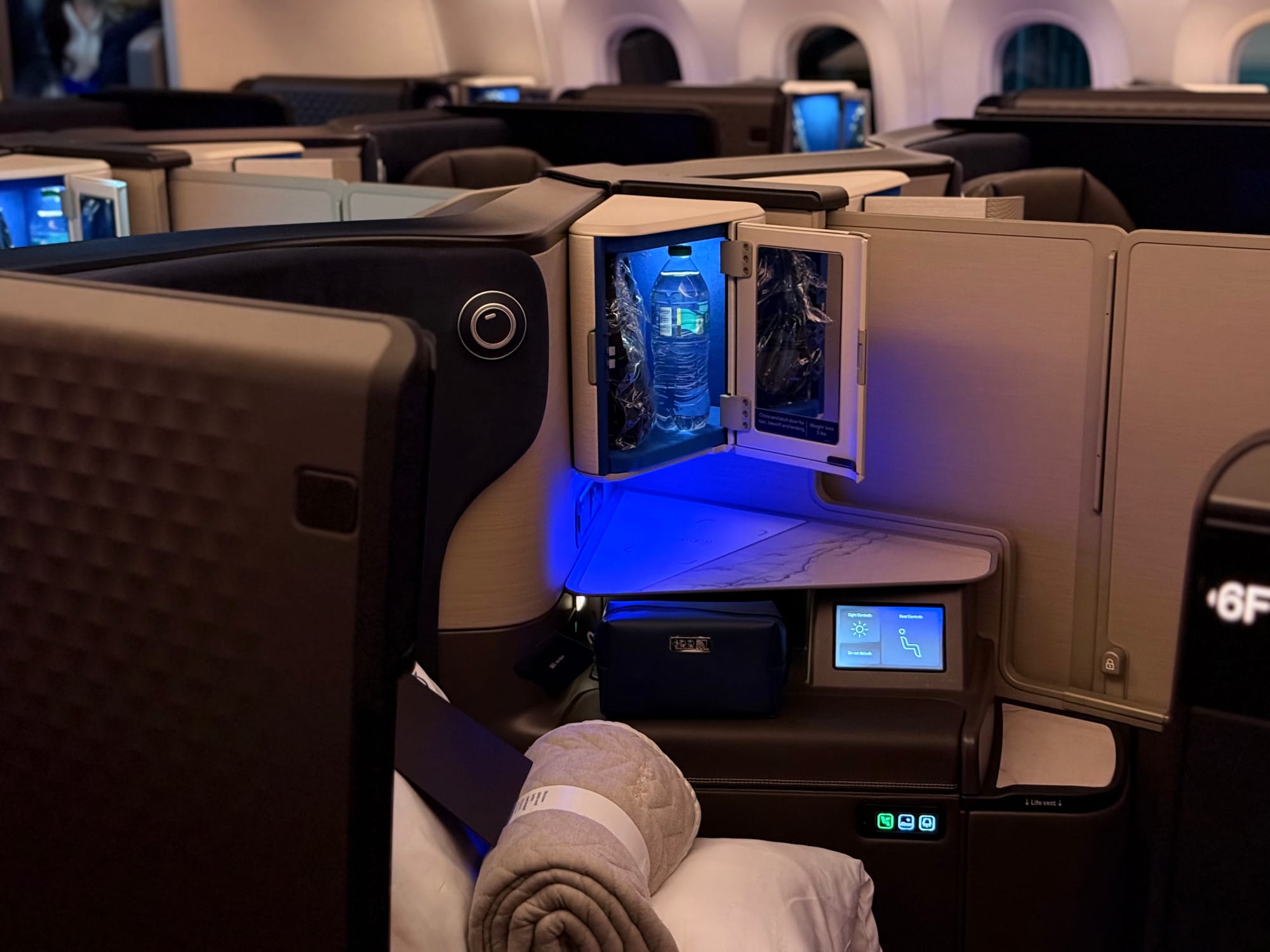 United Polaris 2.0 business class on the Boeing 787-9, UA1 San Francisco to Singapore: suite with ambient lighting