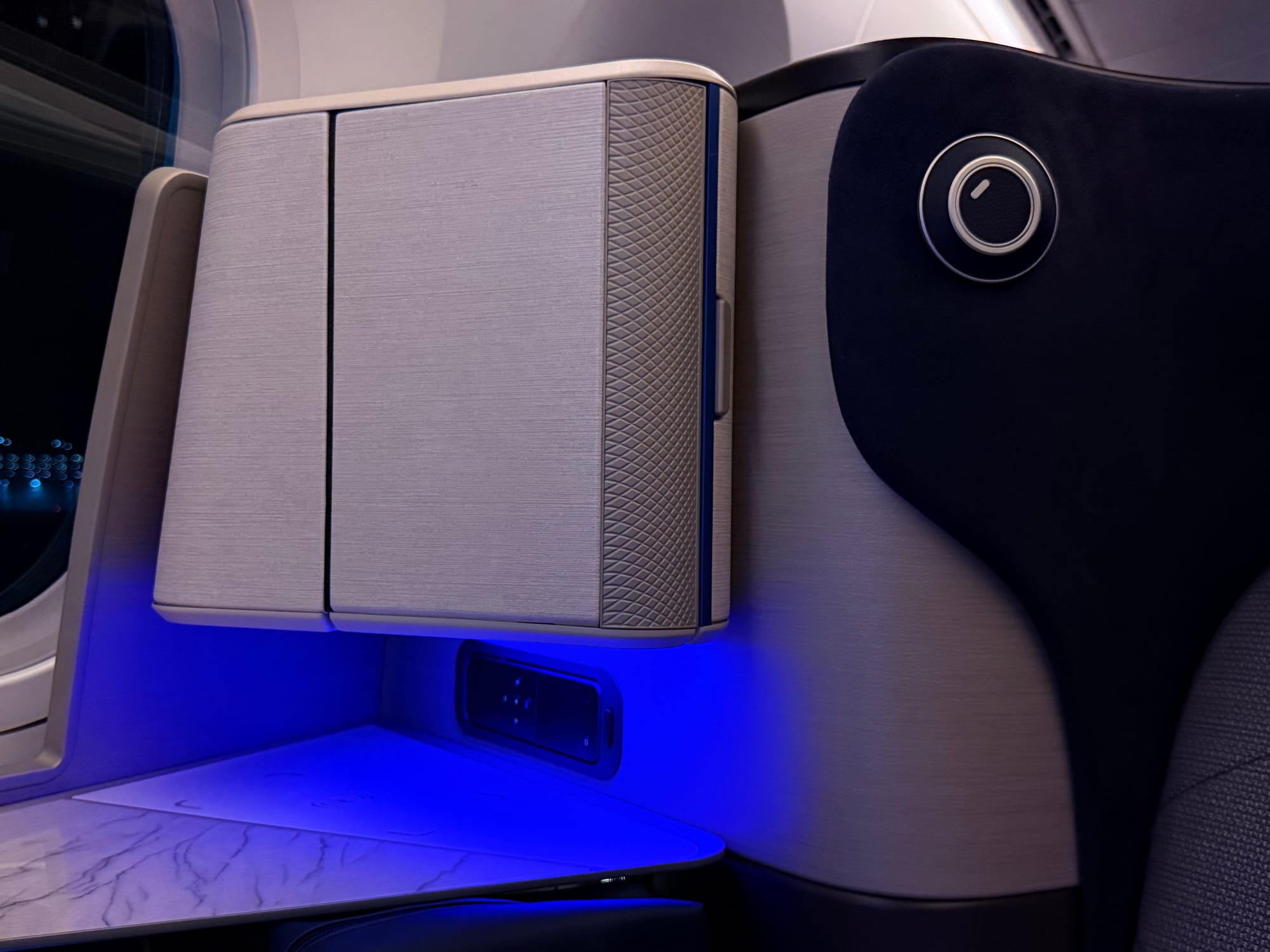 Headrest speaker detail in grey fabric, Polaris 2.0