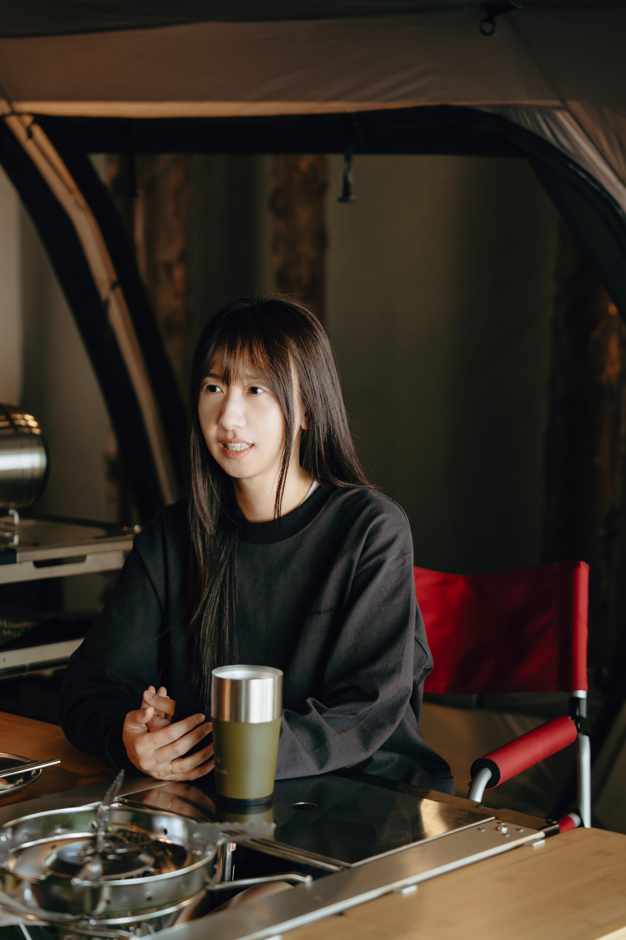 텐트 안 테이블에 앉아 인터뷰하는 한재희 디자이너