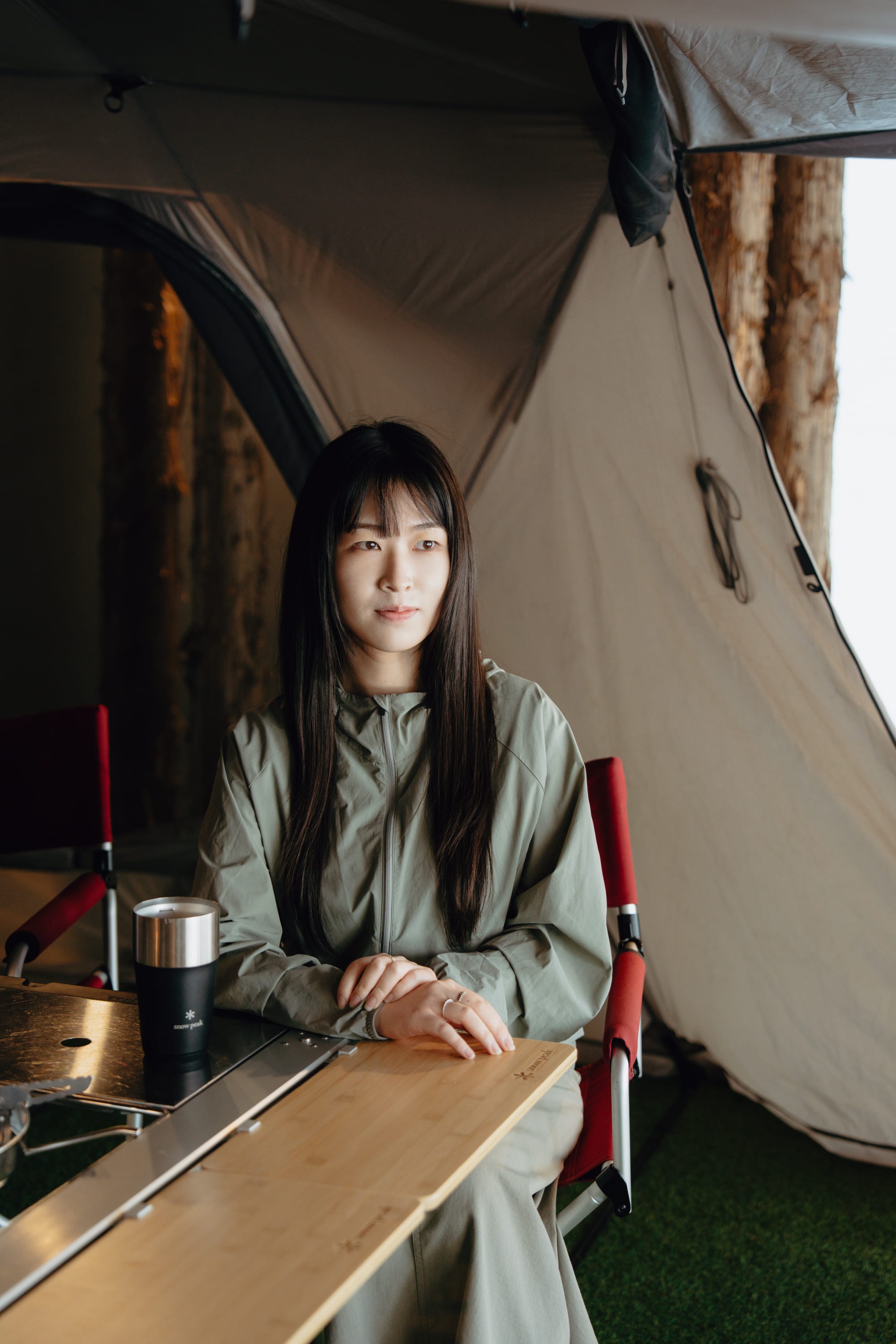 텐트 안 테이블에 앉아 있는 이민영 디자이너