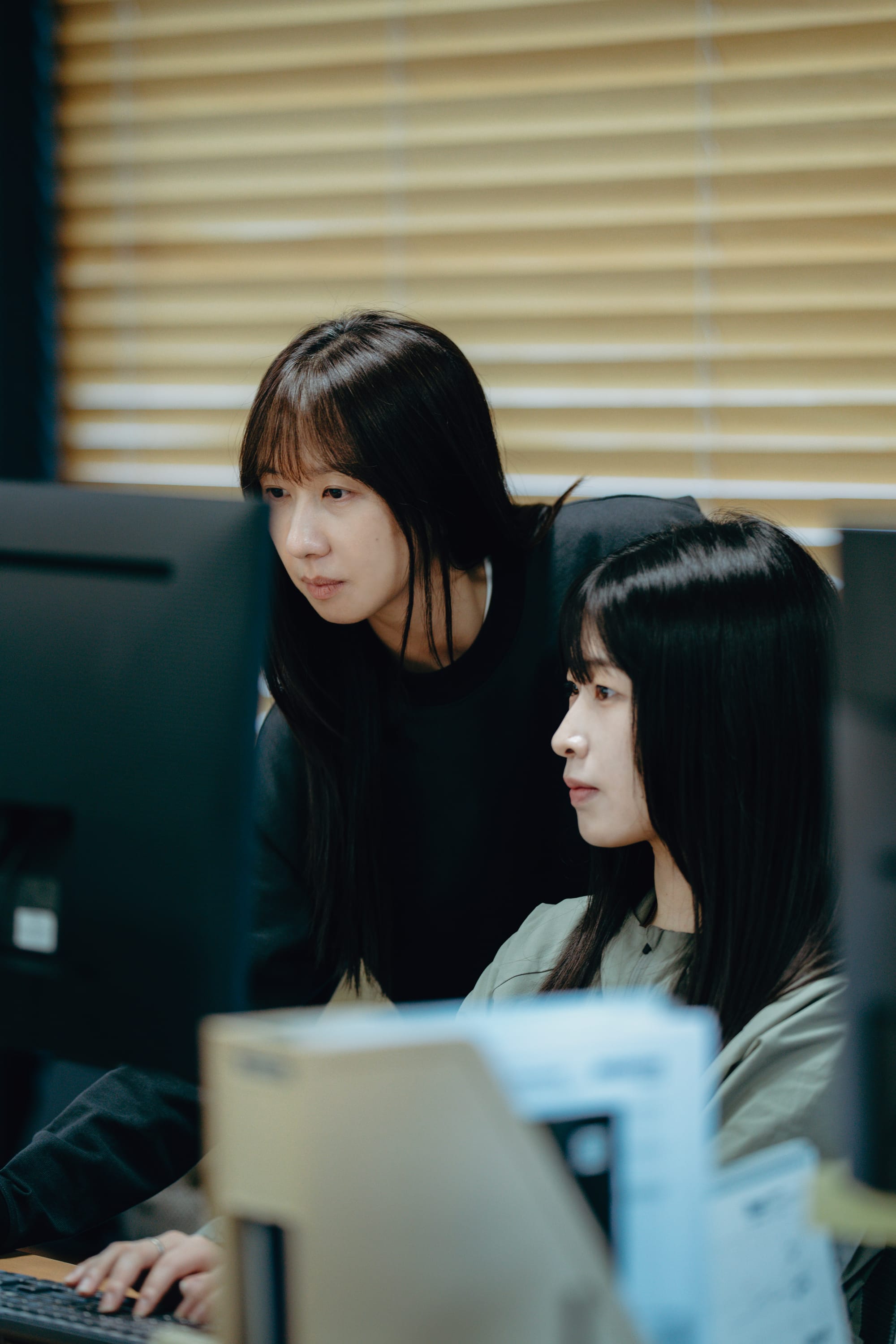 컴퓨터 화면을 함께 살피는 한재희와 이민영 디자이너