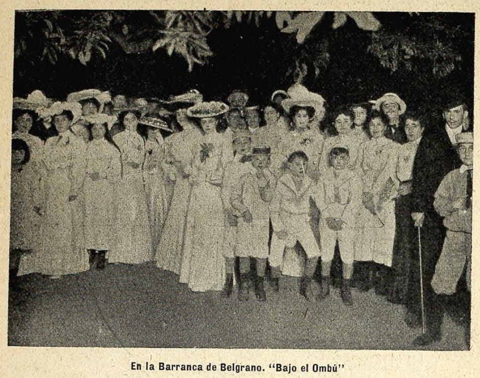 Grupo de personas bajo el ombú de la Barranca de Belgrano en 1905