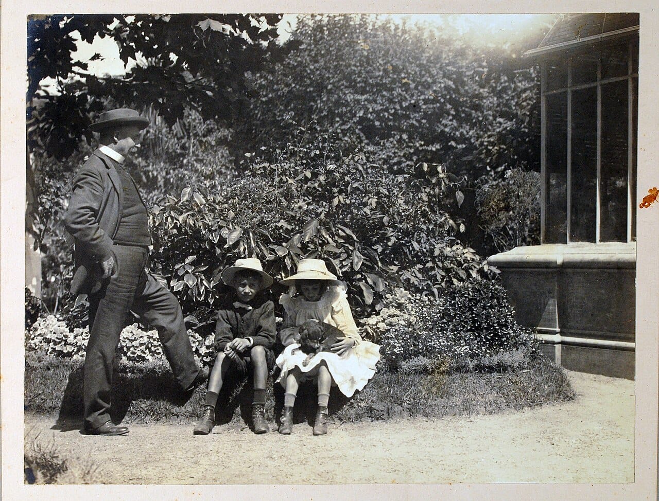 Charles Thays con sus hijos en el Jardín Botánico