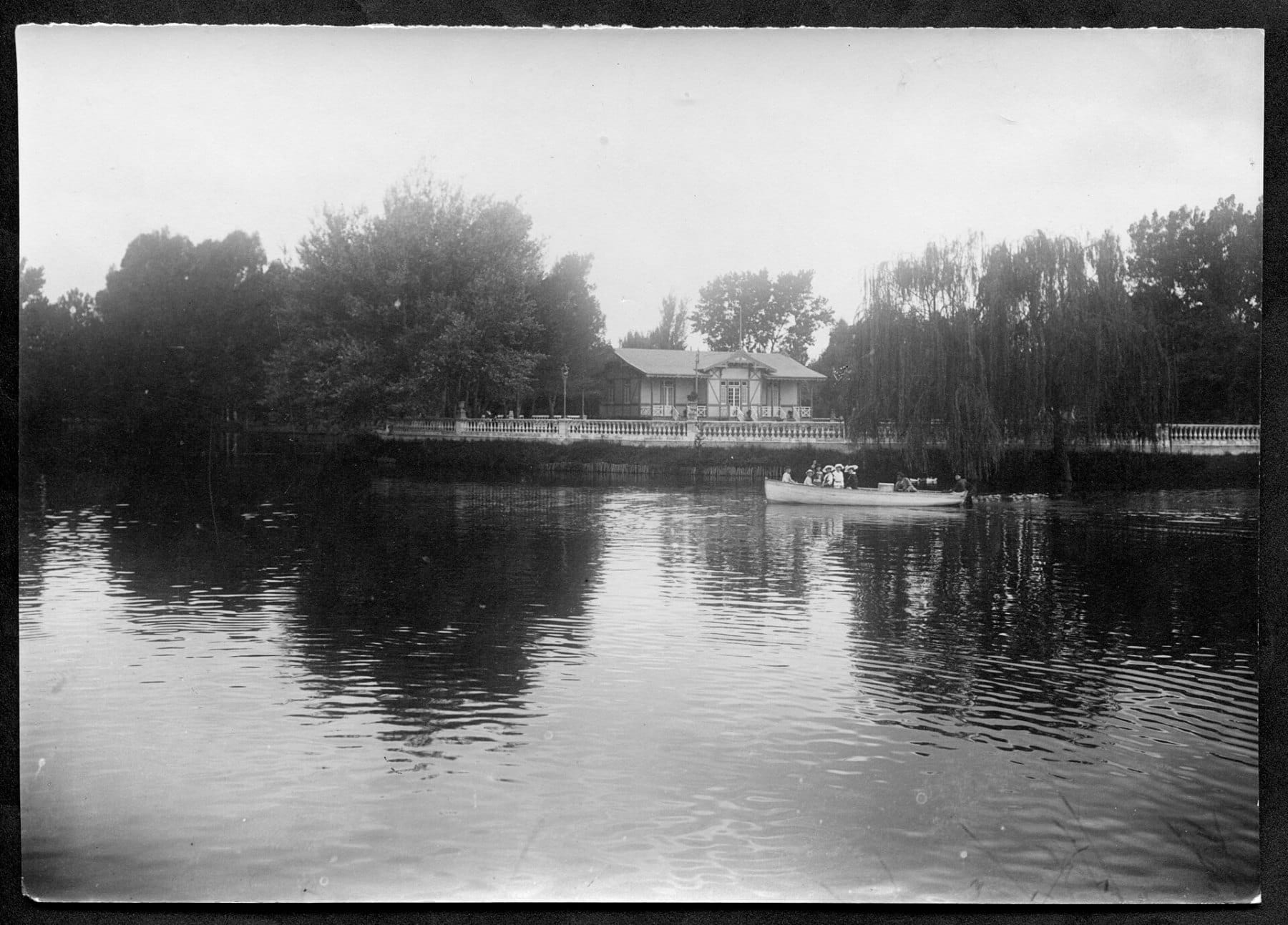 Lago y Club Crisol en el Parque Sarmiento de Córdoba, hacia 1910