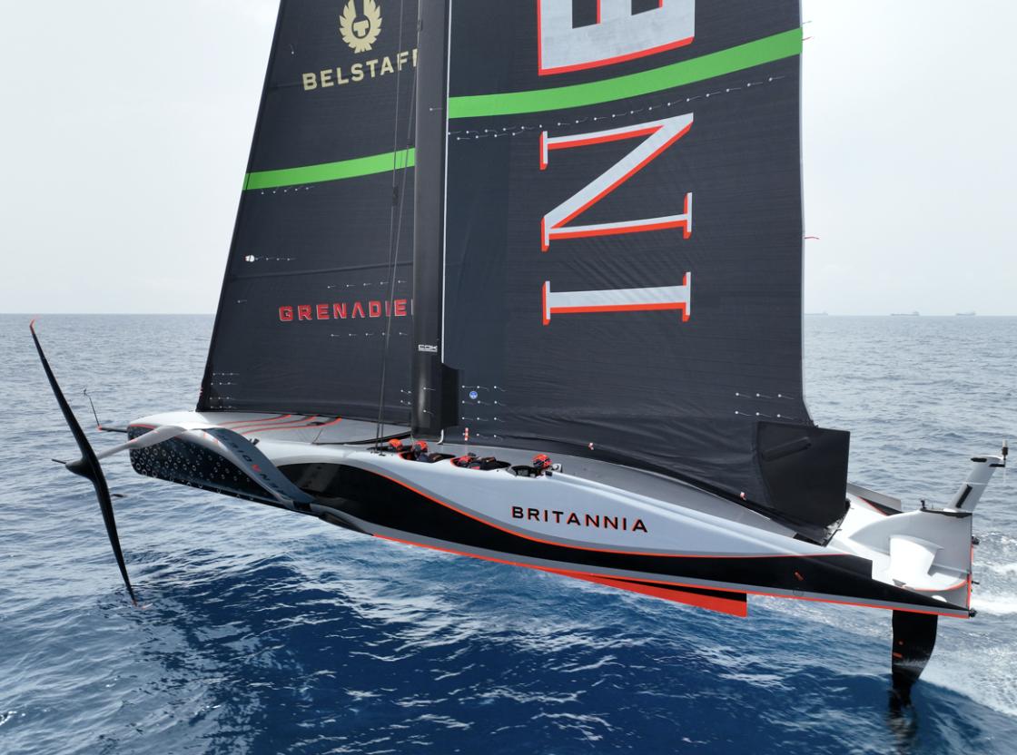 Toto Wolff, Lewis Hamilton and George Russell take flight with INEOS Britannia