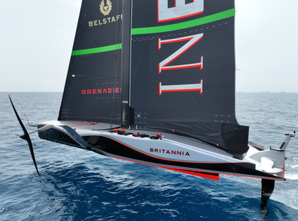 Toto Wolff, Lewis Hamilton and George Russell take flight with INEOS Britannia