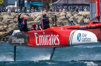 British defending champions dominate second day to win Season 6 opener