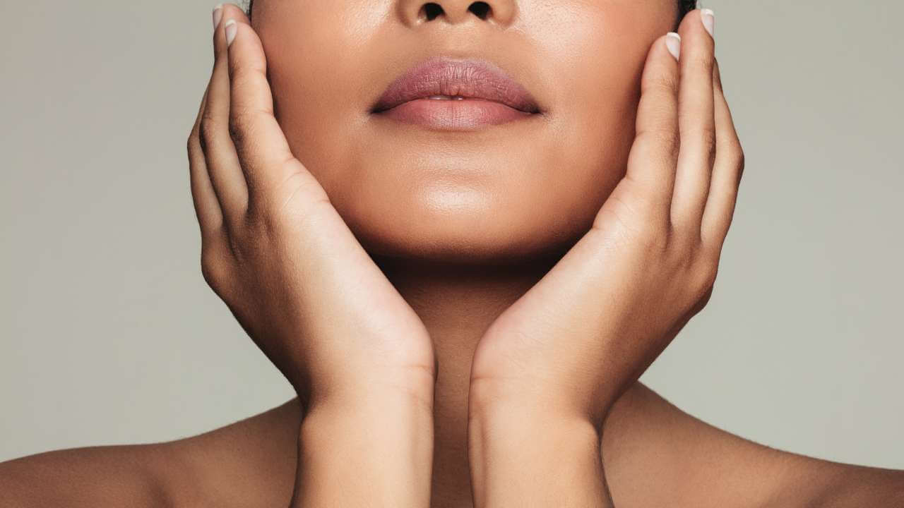 Woman with skin of color reveals significant improvement in her pigmentary disorders using “cosmetic camouflage”.