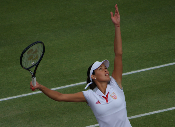 3 of the Best Tennis Rackets for Women that'll Make You Smack a Grand Slam!