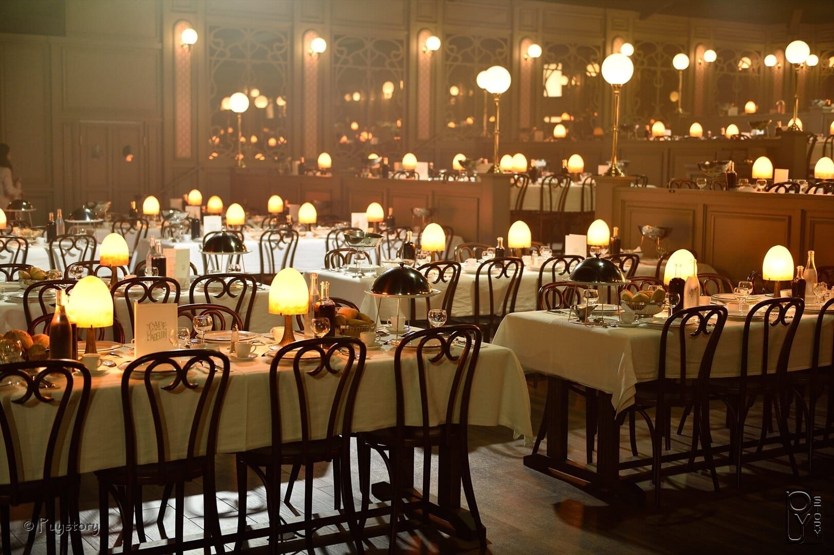 tables dans le Café de la Madelon