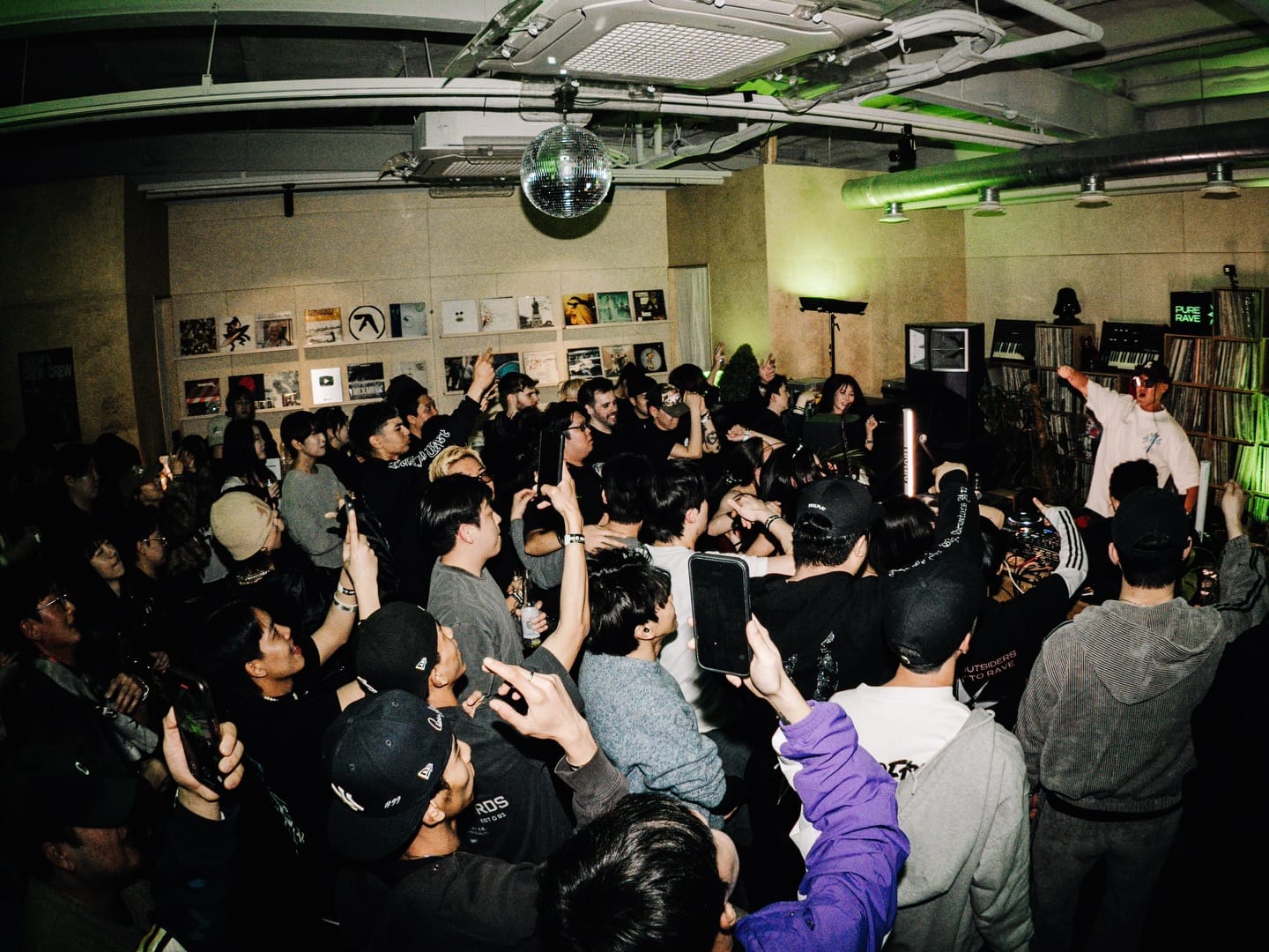 PURE RAVE crowd