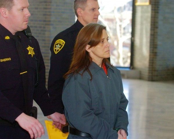 Dorleen Burklund's 911 Call About The Murder of her Husband