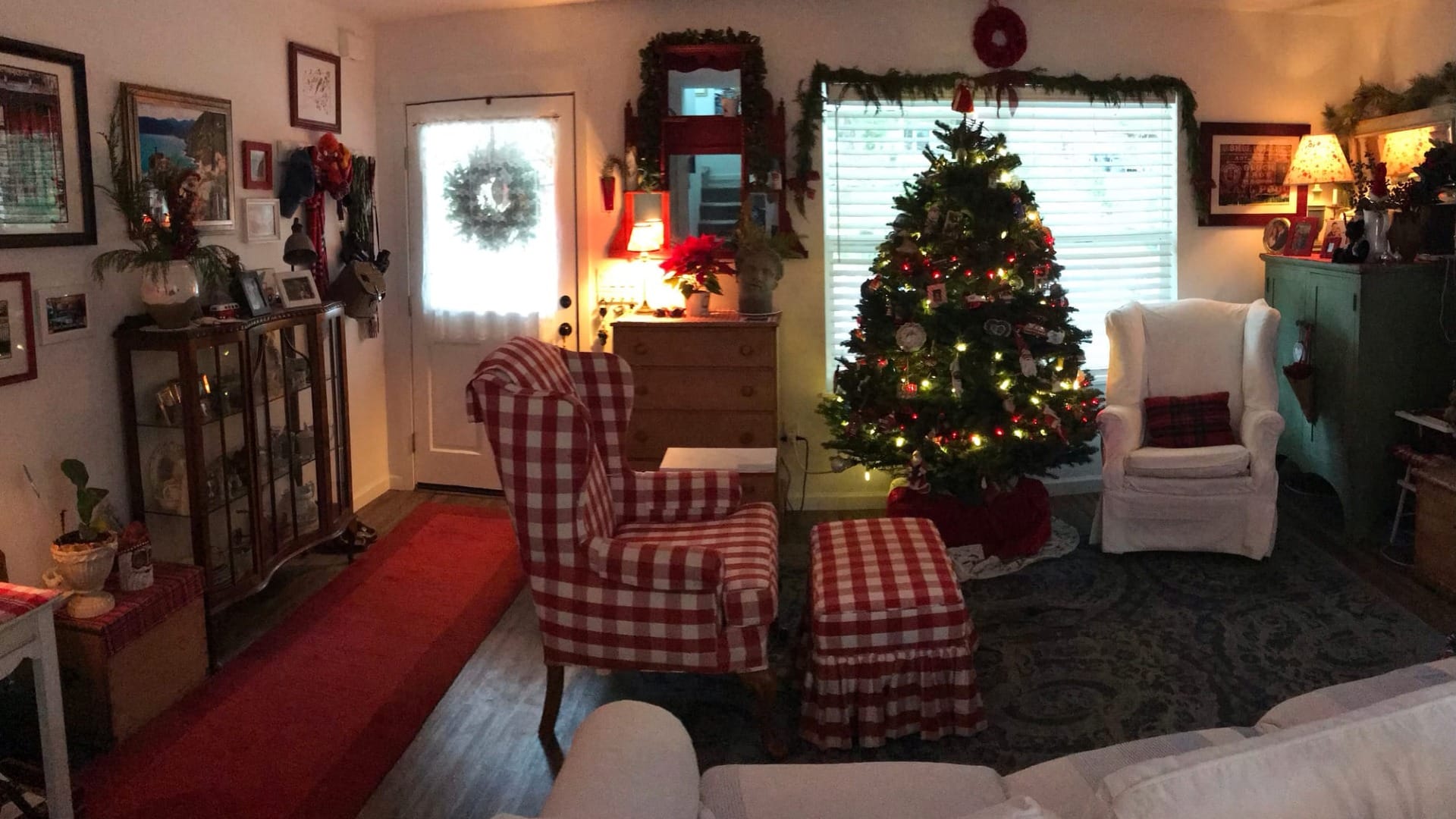 A small living room decorated for christmas