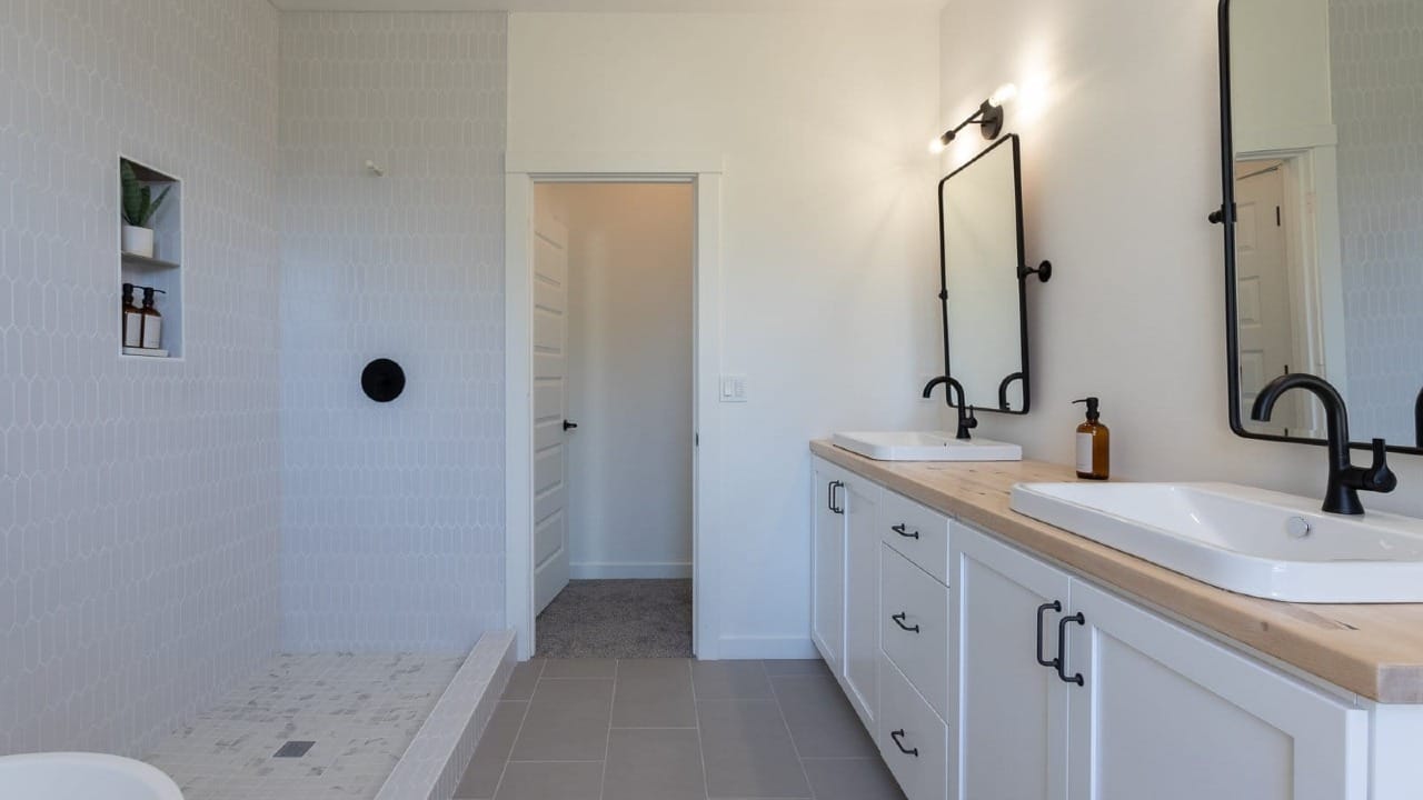 A bathroom with multiple sinks and mirrors