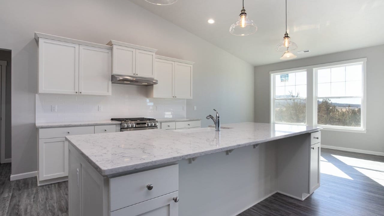 A kitchen that is all white