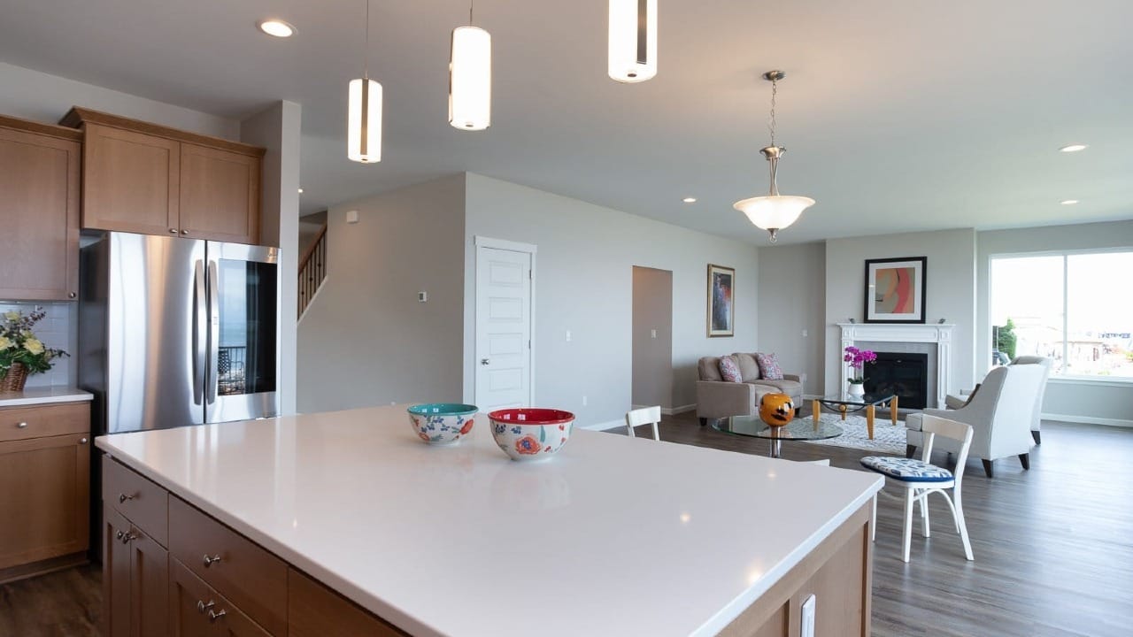 An island in the middle of a kitchen