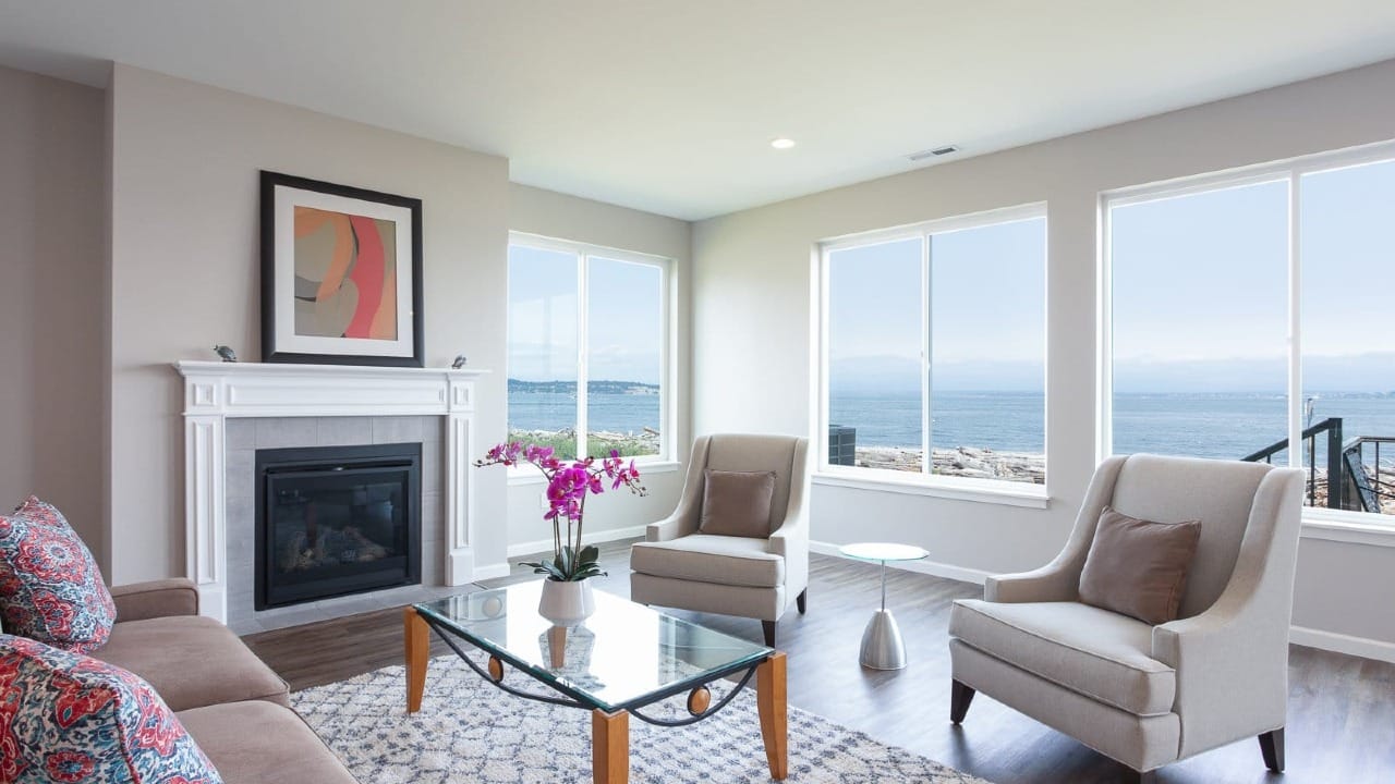 A living room with a bunch of seating