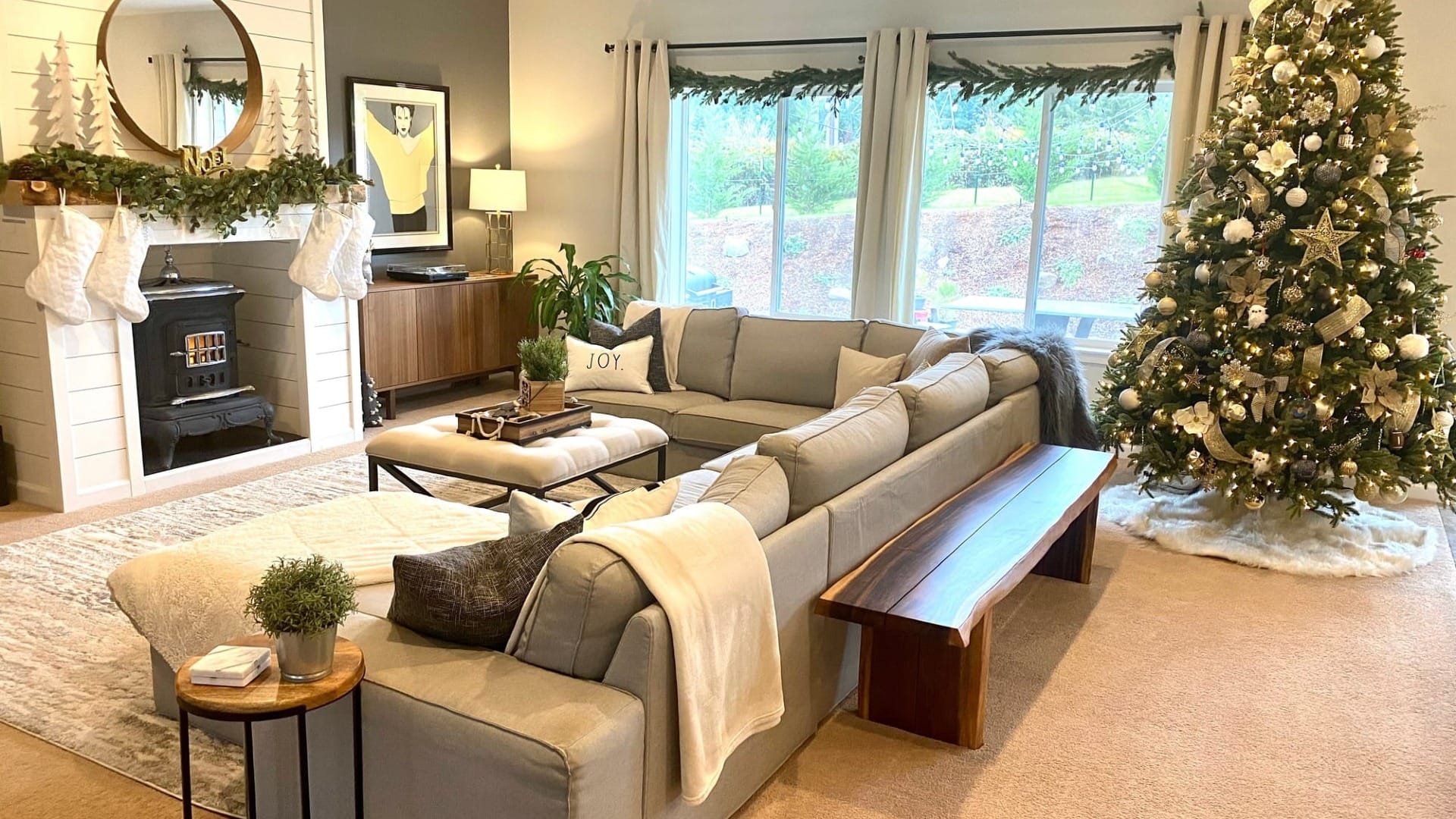 A living room decorated with christmas decorations