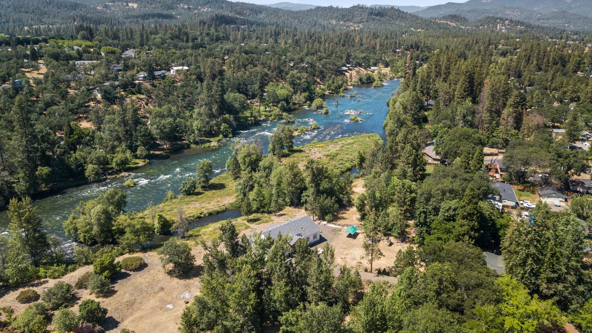 A river going through the woods