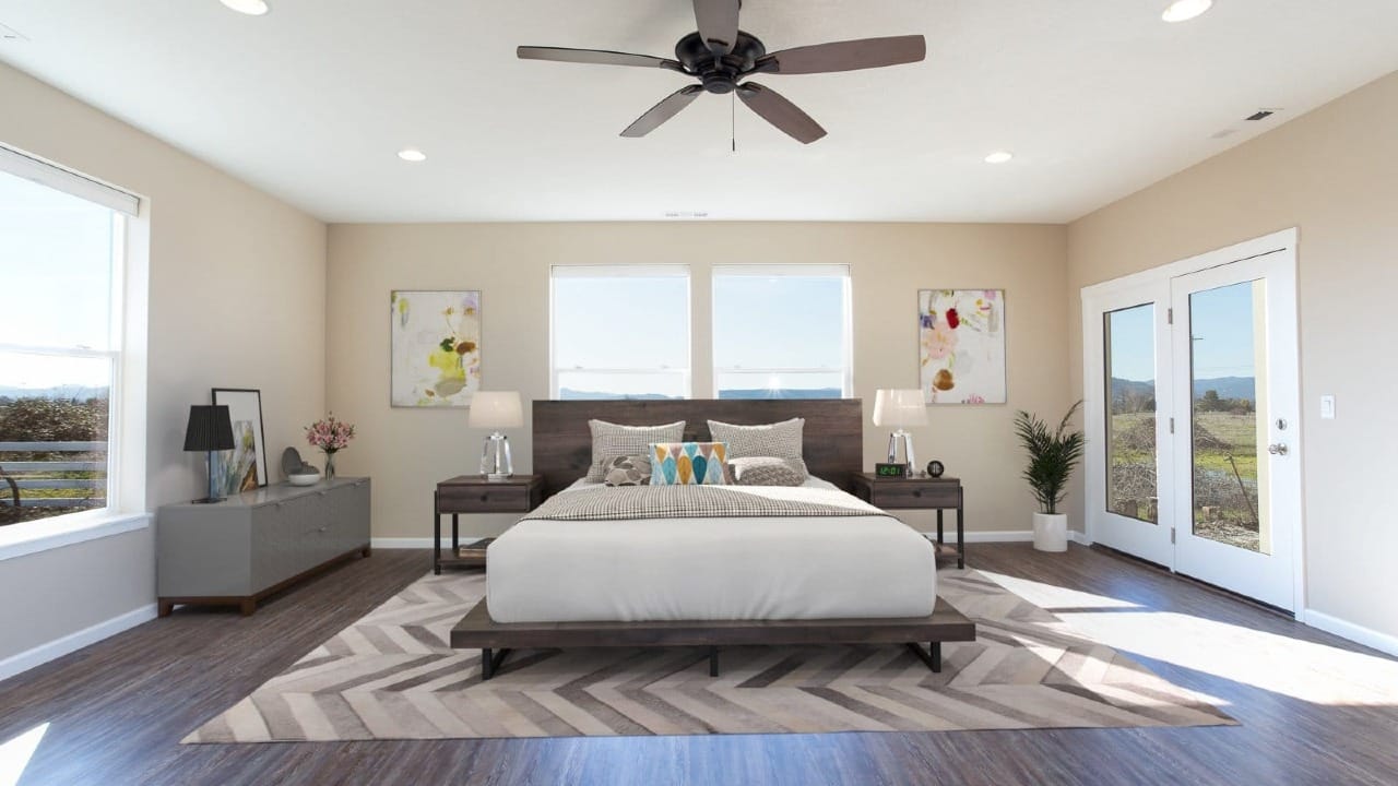 A bedroom with a ceiling fan