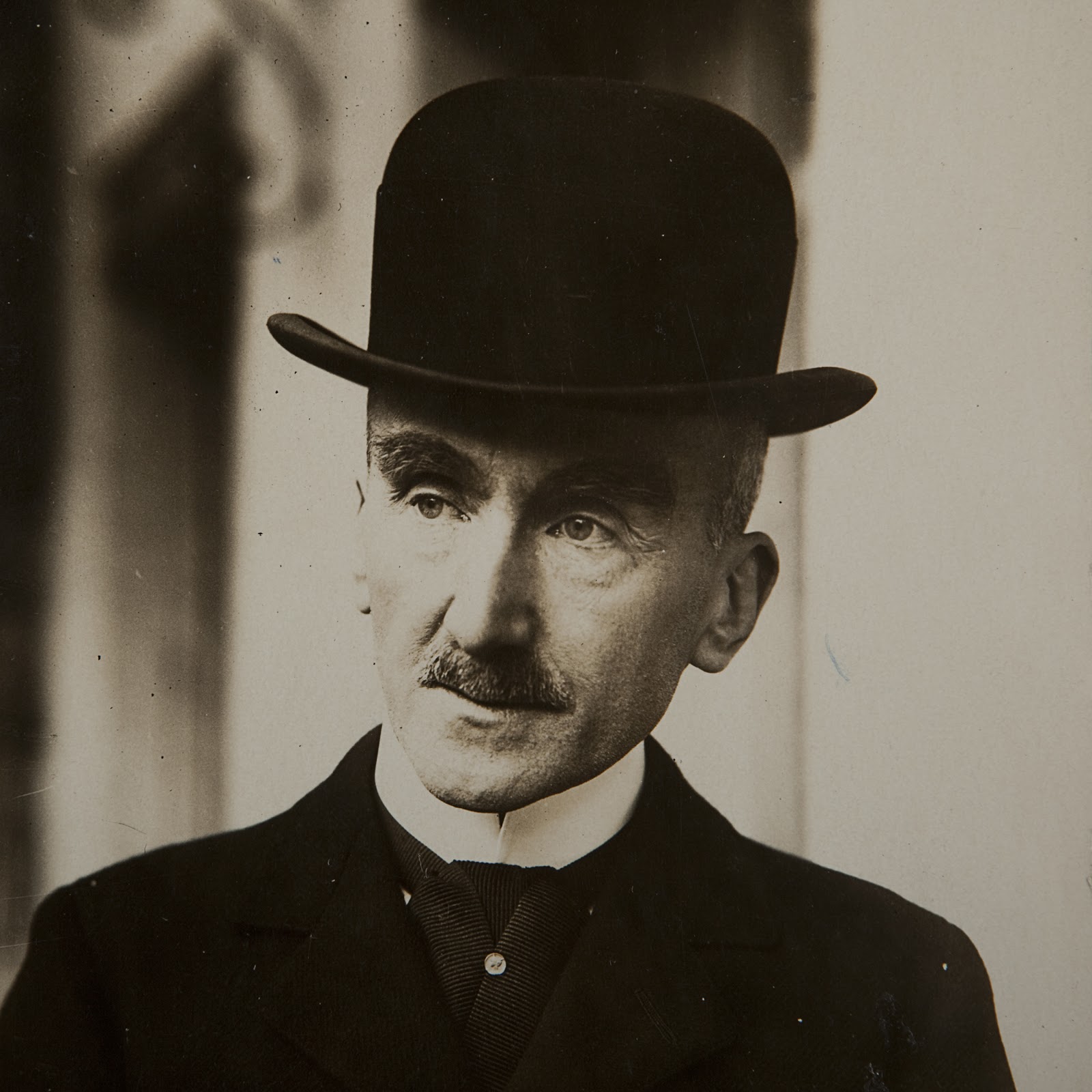 A portrait of Bergson in a hat.