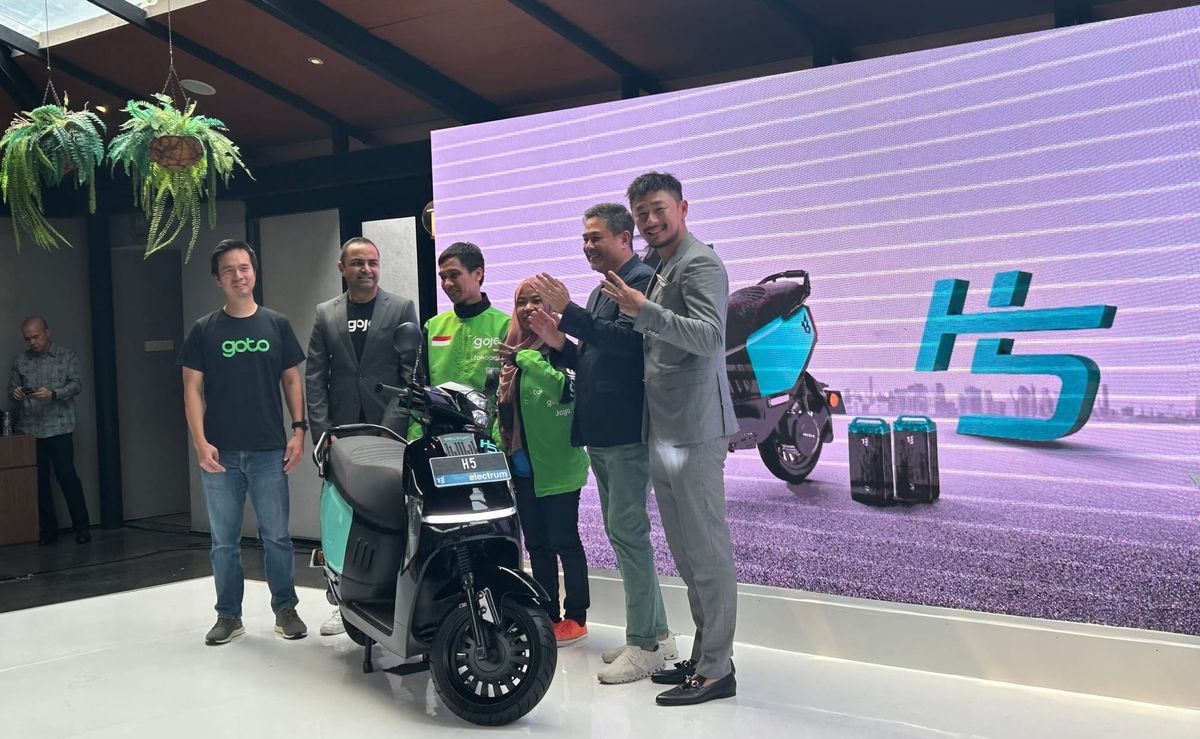 Delivering Electrum's first EV scooter - H5 to GoJek drivers in Jakarta