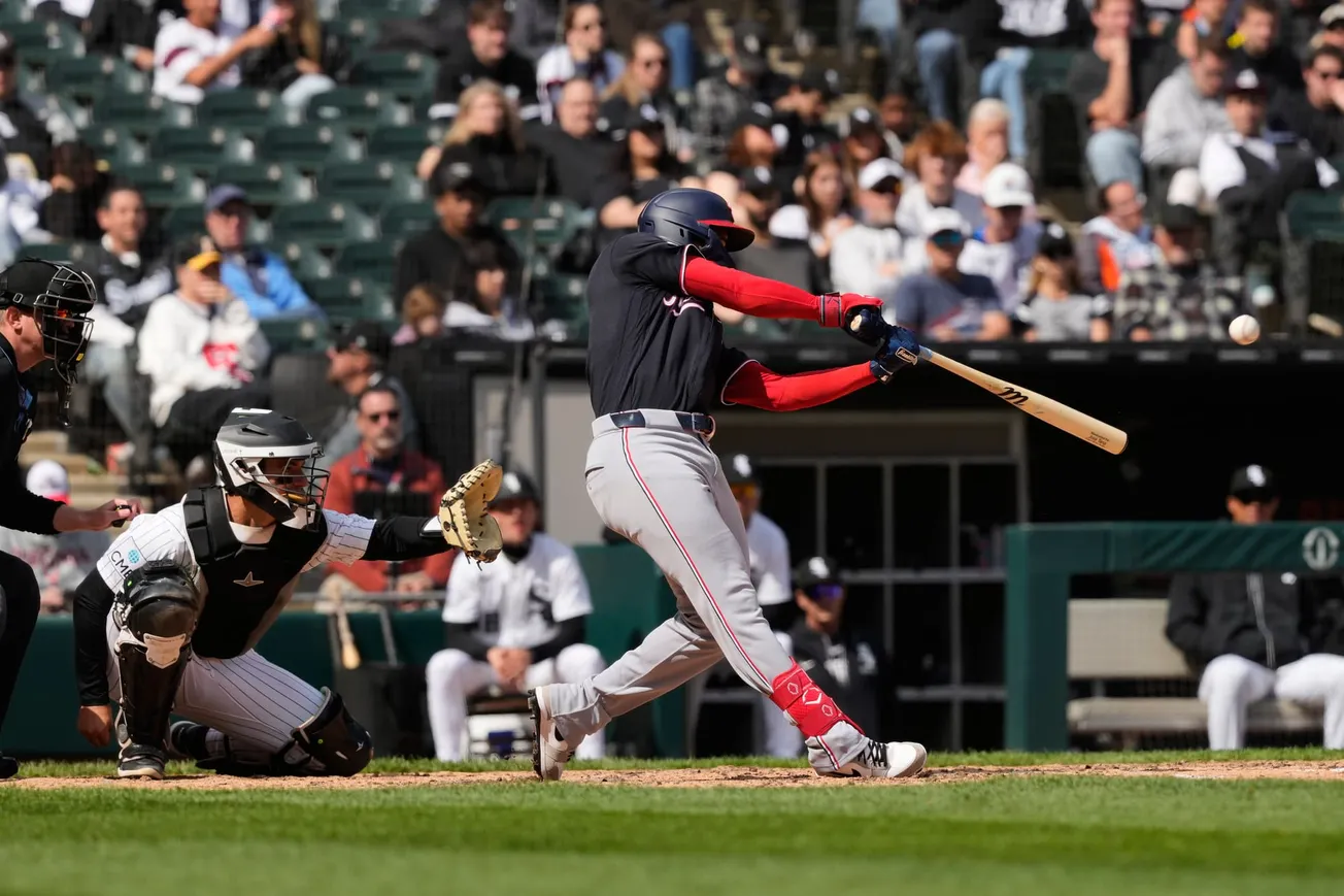 Abrams' sacrifice fly, Tena's pinch-hit HR in the 10th lift Nationals over White Sox 2-1